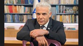 יאיר לפיד בקמפיין ורוד, צילום: יחצ